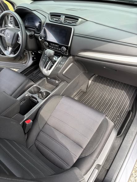 Clean Honda passenger cabin, console, seat and floor mat